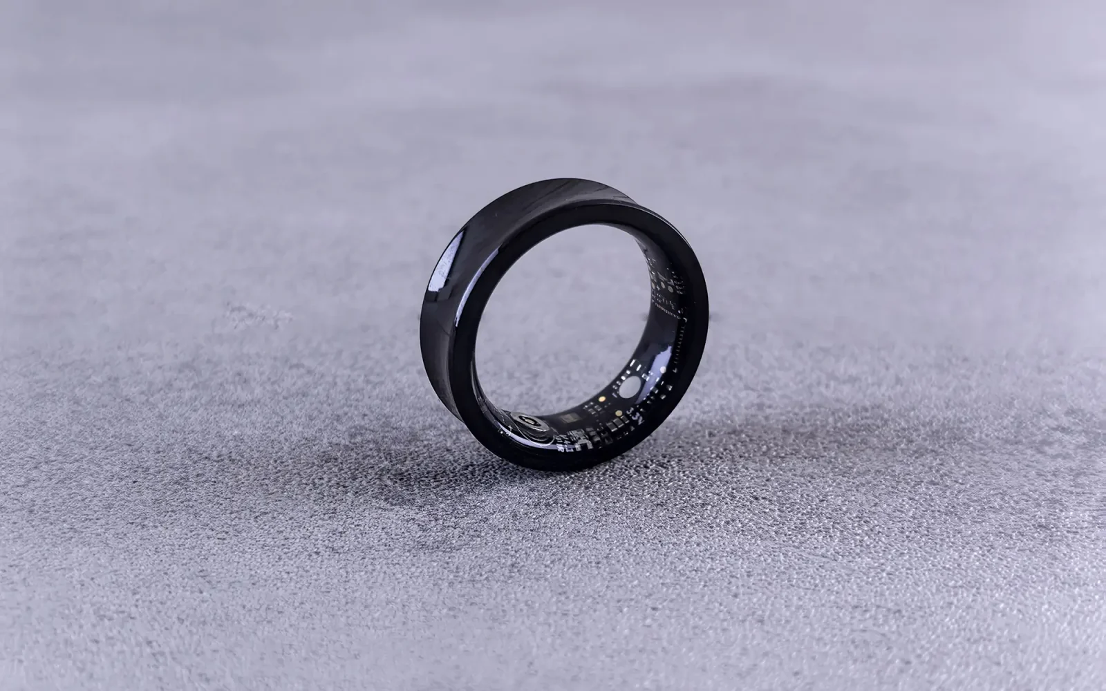 Svart smartring på högkant med chip och elektronik